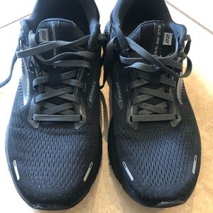 Womens brooks adrenaline gts 22. Size 9